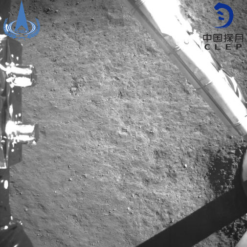 Фотография поверхности обратной стороны Луны, снятая аппаратом &laquo;Чанъэ-4&raquo; перед&nbsp;прилунением 3 января 2019 года