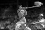 Игрок «Нью-Йорк Янкиз» Джо Ди Маджо во время игры в Вашингтоне, 1941 год