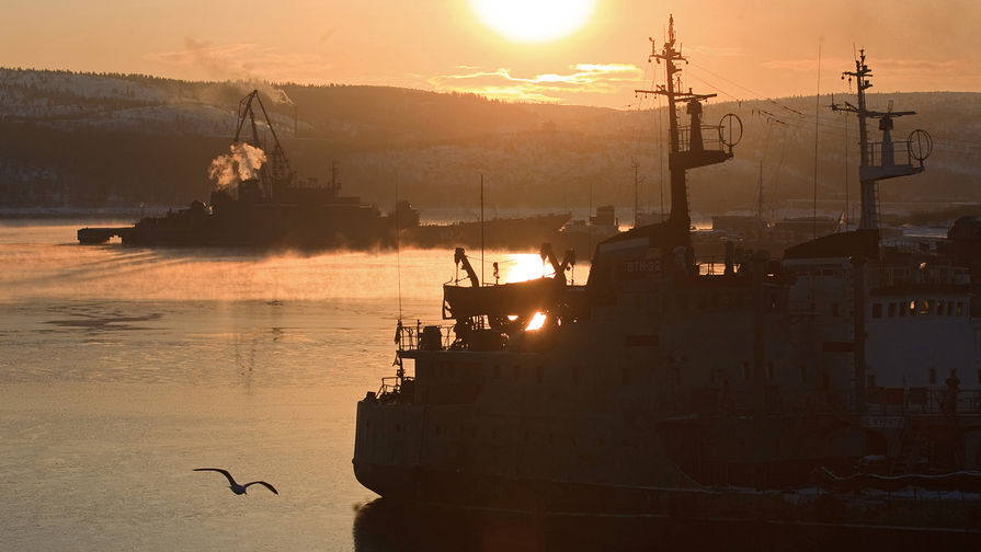 Закат солнца над портом Североморска, 2011 год
