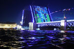 Вид на Дворцовый мост в Санкт-Петербурге во время светового шоу в честь «золотого дубля» команды «Зенит», 7 августа 2020 года