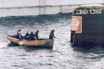 Команда плавучего дока ПД-50 во время осмотра рубки АПЛ «Курск», 23 октября 2001 года