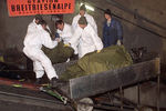 Спасатели извлекают останки погибших, ноябрь 2000 года 