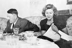Ева Браун с Адольфом Гитлером за обедом, недатированная фотография