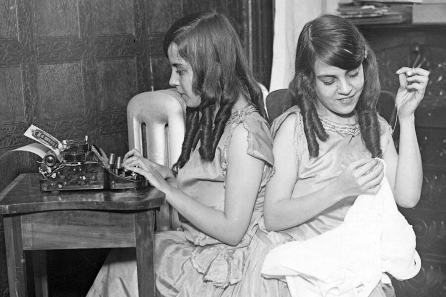 <b>Дейзи и Виолетта Хилтон</b>
<br><br>
Дейзи и Виолетта Хилтон родились в&nbsp;1908 году в&nbsp;Англии. Сросшиеся в&nbsp;области бедер и ягодиц, они имели общую кровеносную систему. Работодательница Мэри Хилтон увидела в&nbsp;девочках коммерческий потенциал и фактически выкупила их у&nbsp;матери. Уже в&nbsp;возрасте трех лет они начали гастролировать как «соединенные близнецы». Мэри Хилтон и ее муж обучили сестер пению и танцам, при&nbsp;этом строго контролировали и применяли к&nbsp;ним физическое насилие.
<br><br>
<b>На фото:</b> Дейзи Хилтон печатает на&nbsp;машинке, а ее сестра Виолетта шьет, 1924&nbsp;год