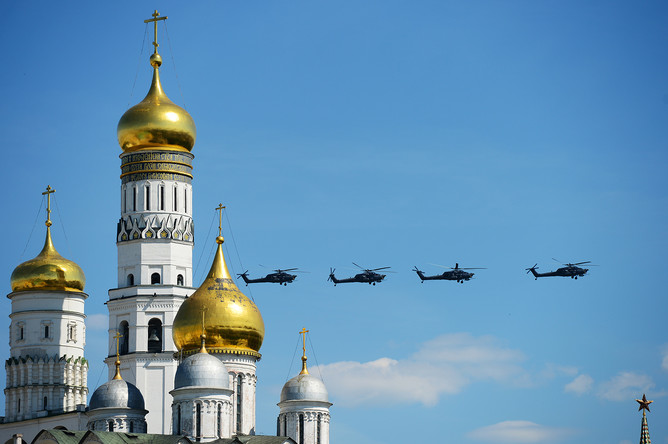 Ударные вертолеты Ми-28H «Ночной охотник» во время военного парада на Красной площади в честь 71-й годовщины Победы в Великой Отечественной войне 1941-1945 годов