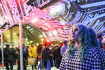 Девушка во время осмотра интерактивной инсталляции в пешеходном тоннеле ТРК «Атриум» в рамках акции «Ночь искусств»