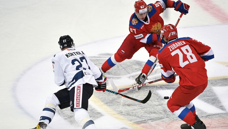 Хоккеисты сборной России против финского спортсмена