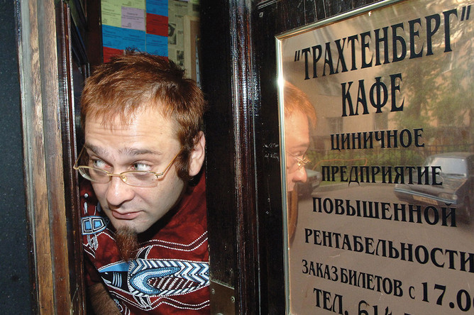 Роман Трахтенберг у входа в свой клуб «Трахтенберг-кафе», 2007 год