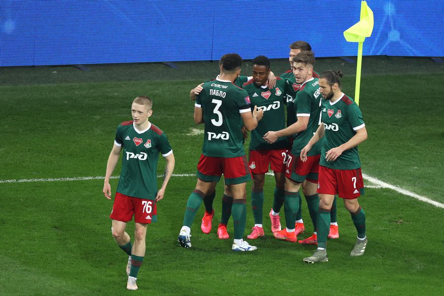 Игроки «Локомотива» радуются забитому мячу в финальном матче Кубка России по футболу сезона 2020/2021.