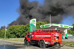 Пожарная машина у места возгорания автозаправочной станции «Еврогаз» на Гусинобродском шоссе в Новосибирске, 14 июня 2021 года 