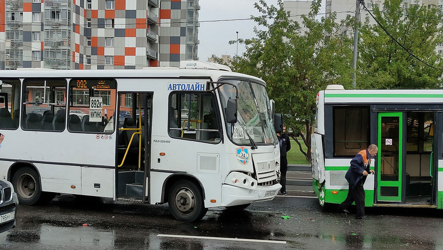 Водителя автобуса насмерть зажало дверями в Москве