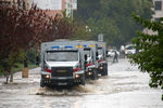 Автомобили Росгвардии на одной из затопленных улиц в городе, 13 августа 2021 года