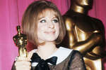 Барбра Стрейзанд с наградой за лучшую женскую роль в картине «Смешная девчонка» на церемонии вручения премии «Оскар», 1969 год