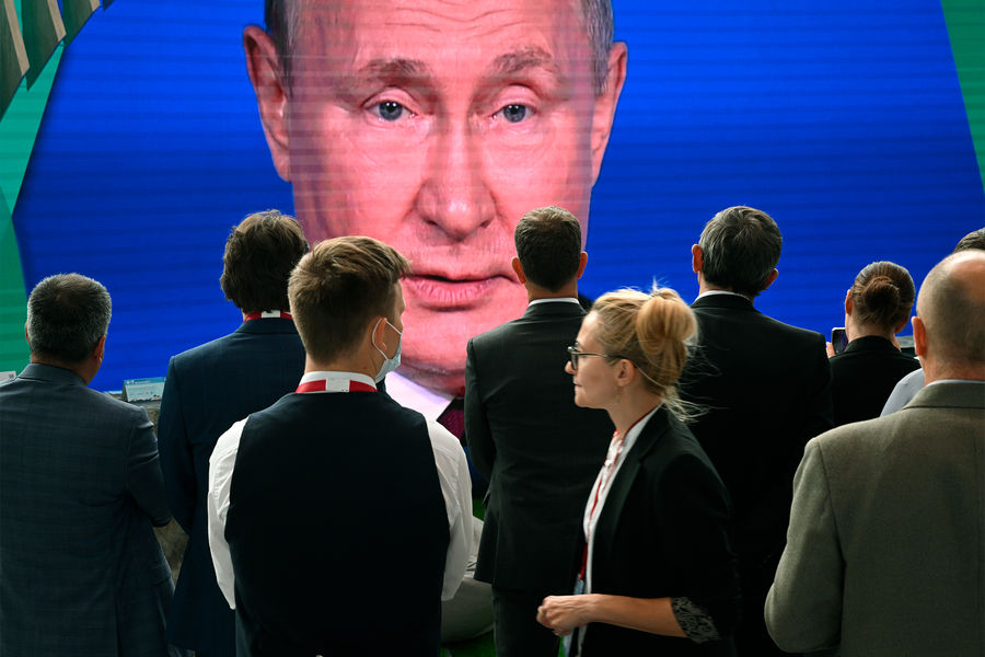 Экран с трансляцией выступления президента РФ Владимира Путина на пленарном заседании XXV Петербургского международного экономического форума, 17 июня 2022 года