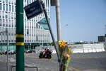 Цветы на месте гибели 17-летнего подростка, застреленного полицейскими в пригороде Парижа Нантере, Франция, 27 июня 2023 года