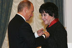 Владимир Путин награждает Беллу Ахмадулину орденом «За заслуги перед Отечеством» II степени, 2007 год
