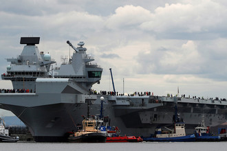Британский авианосец HMS Queen Elizabeth перед первым рейсом в городе Росайт, Шотландия, 26 июня 2017 года