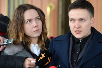 Надежда Савченко с сестрой во время общения с журналистами после допроса в здании СБУ, 15 марта 2018 года