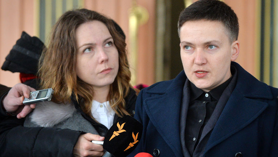 Надежда Савченко с сестрой во время общения с журналистами после допроса в здании СБУ, 15 марта 2018 года