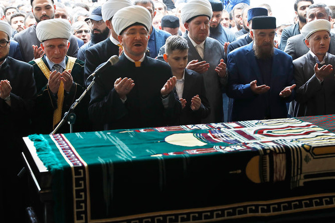 Во время церемонии прощания с убитым в ЦАР журналистом Орханом Джемалем в Московской соборной мечети, 7 августа 2018 года