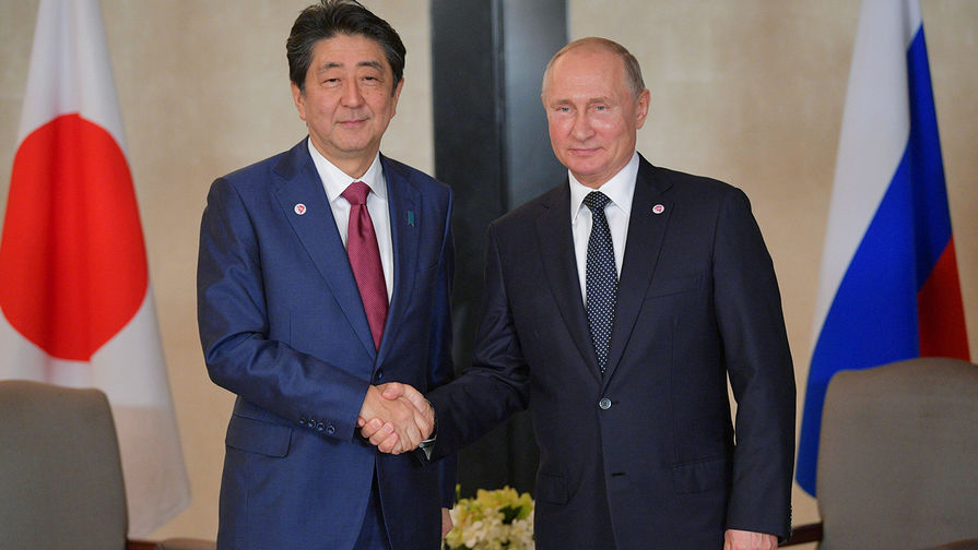 Абэ заявил о намерении тщательно обсудить мирный договор с Россией