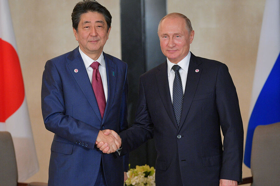 Президент России Владимир Путин и премьер-министр Японии Синдзо Абэ во время встречи, 14 ноября 2018 года