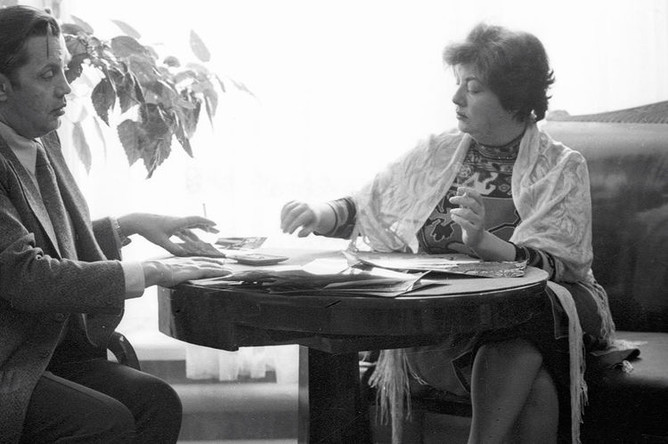 Поэт Роберт Рождественский за столом с женой Аллой Киреевой, 1980 год