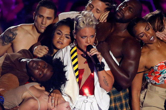 Пинк выступает на MTV Video Music Awards 2017