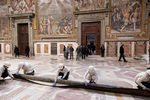 Гобелены работы художника Рафаэля Санти на библейские сюжеты «Деяния апостолов», представленные в Сикстинской капелле в Ватикане, февраль 2020 года