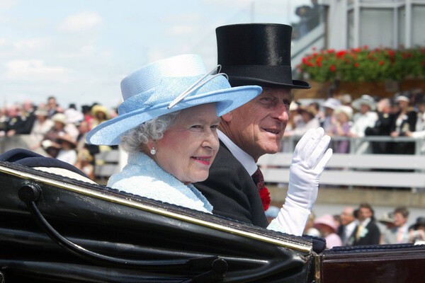 Королева Великобритании Елизавета II и принц-консорт Филипп на&nbsp;скачках в&nbsp;Аскоте, 2004&nbsp;год
