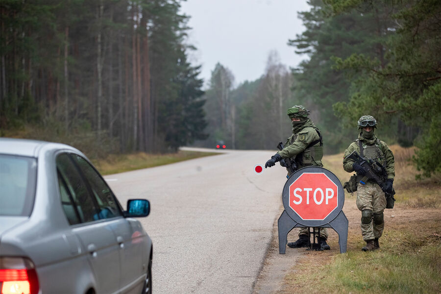 Литовские солдаты патрулируют границу с Белоруссией возле села Ясконис, 2021 год