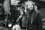 Джон Леннон и Йоко Оно гуляют по блошиному рынку в Париже во время медового месяца, 1969 год
