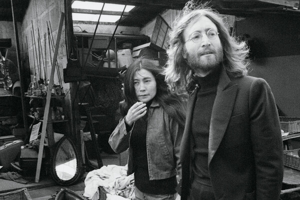 Джон Леннон и Йоко Оно гуляют по&nbsp;блошиному рынку в&nbsp;Париже во время медового месяца, 1969&nbsp;год