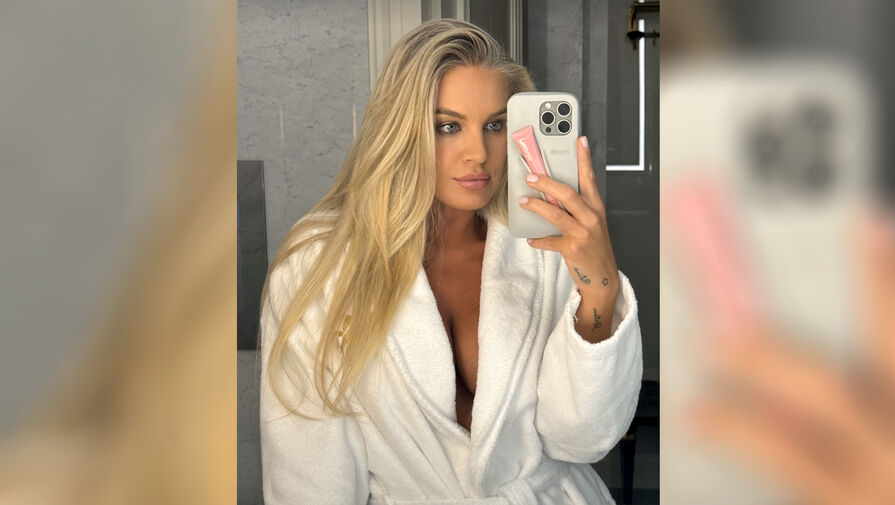 Жена голкипера сборной России выложила фото из ванной в халате, чуть обнажив грудь