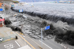 11 марта. Волна цунами обрушивается на город Мияко на севере Японии.
