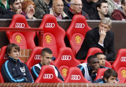 Арсен Венгер на скамейке в первом матче «Арсенала» с МЮ