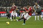 Нападающий «Милана» Робиньо забивает мяч с сомнительного пенальти