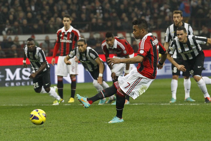 Нападающий &laquo;Милана&raquo; Робиньо забивает мяч с&nbsp;сомнительного пенальти