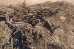 Мертвые британские солдаты в огневой позиции на Западном фронте. 1918 год