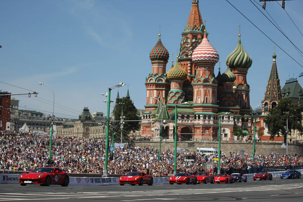 Во время показательных заездов участников Moscow City Racing