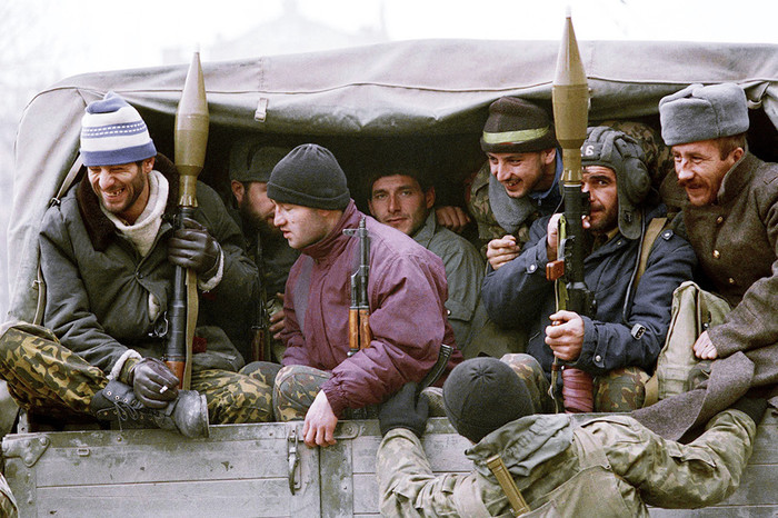 Чеченские боевики, вооруженные гранатометами, перед&nbsp;отправлением в&nbsp;зону боевых действий, 13&nbsp;декабря 1994&nbsp;года