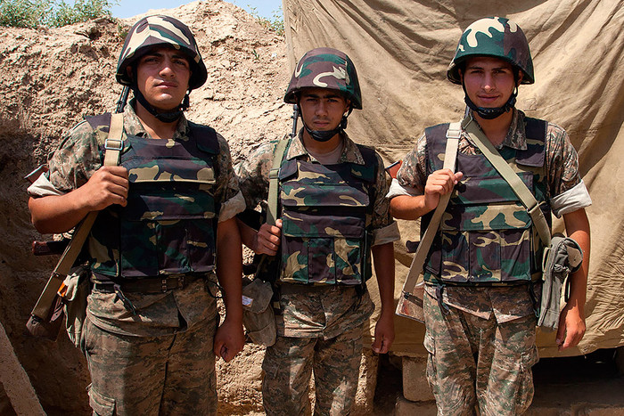 Военные в окопе на демаркационной линии со стороны Армении
