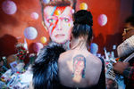 Женщина с татуировкой Зигги Стардаста во время посещения выставки Дэвида Боуи в Брикстоне
