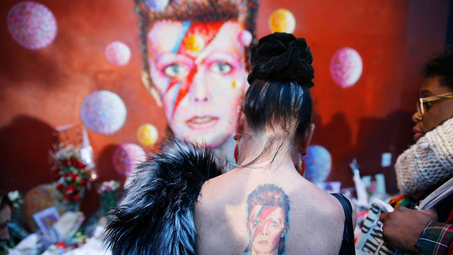 Женщина с&nbsp;татуировкой Зигги Стардаста во время посещения выставки Дэвида Боуи в&nbsp;Брикстоне
