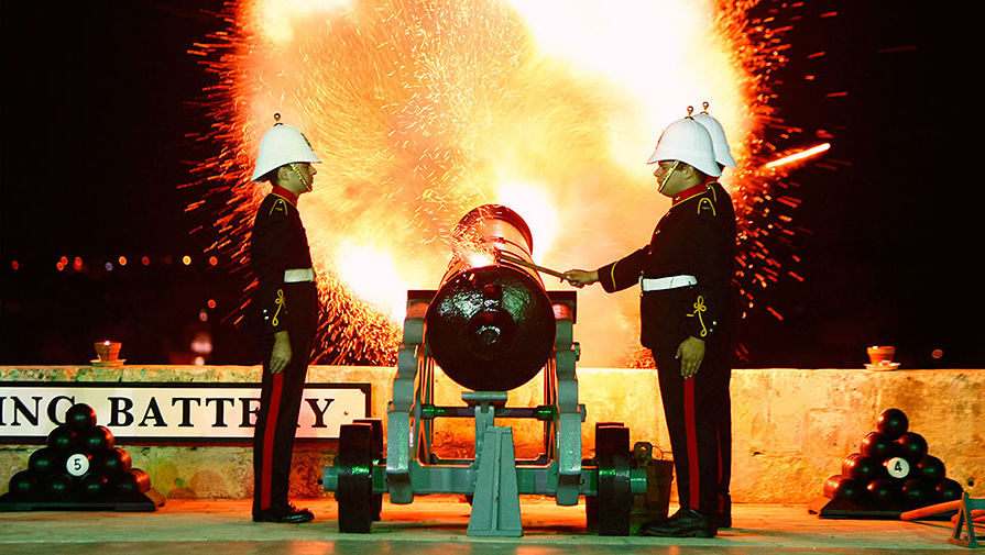 Реконструкторы в исторической артиллерийской форме во время празднования «Белых ночей» в Валлетте, 2009 год