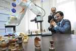 Помощник президента РФ, глава Наблюдательного совета Российской шахматной федерации Аркадий Дворкович во время шахматного матча с роботом, который представил Россию на 1-м чемпионате мира по шахматам среди роботов, 2009 год