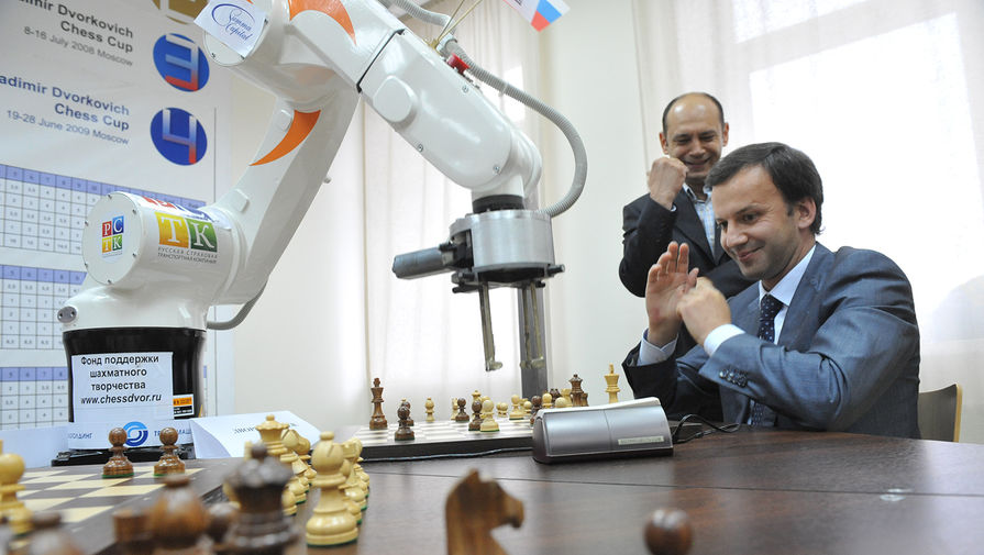 Помощник президента РФ, глава Наблюдательного совета Российской шахматной федерации Аркадий Дворкович во время шахматного матча с роботом, который представил Россию на 1-м чемпионате мира по шахматам среди роботов, 2009 год