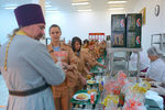 Священнослужитель дарит куличи в столовой военной авиабазы Хмеймим