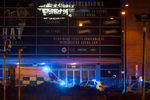 Экстренные службы и полиция около стадиона «Манчестер Арена» после взрыва на концерте, 22 мая 2017 года