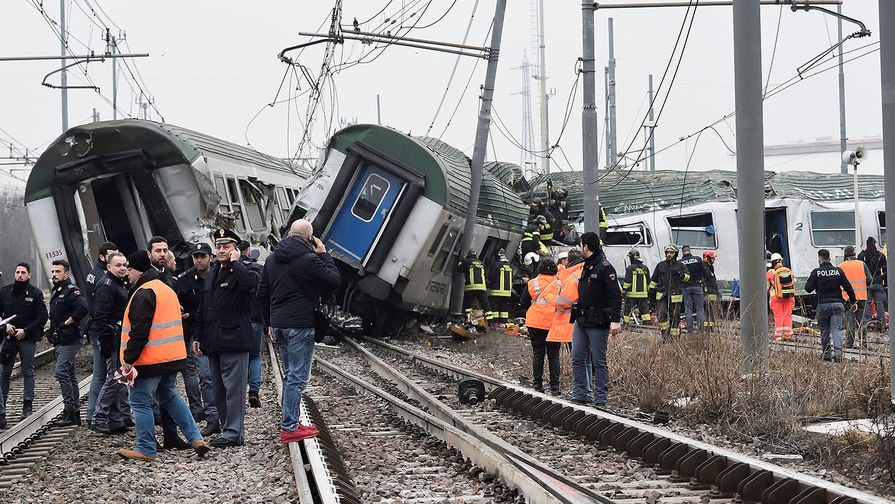 Фото схода поезда